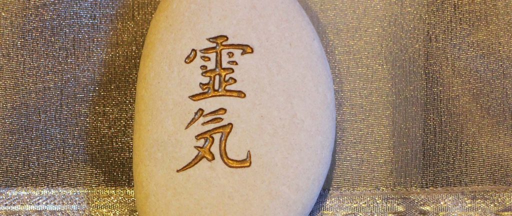 Piedra con dos símbolos de Reiki, sesiones de Reiki para reducir estrés y mejorar bienestar emocional